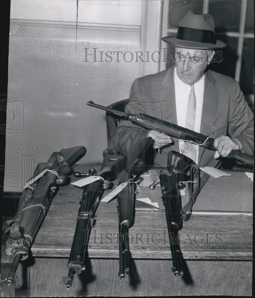 1960 Press Photo Detective Walter Gillis checks Army carbine - Historic Images