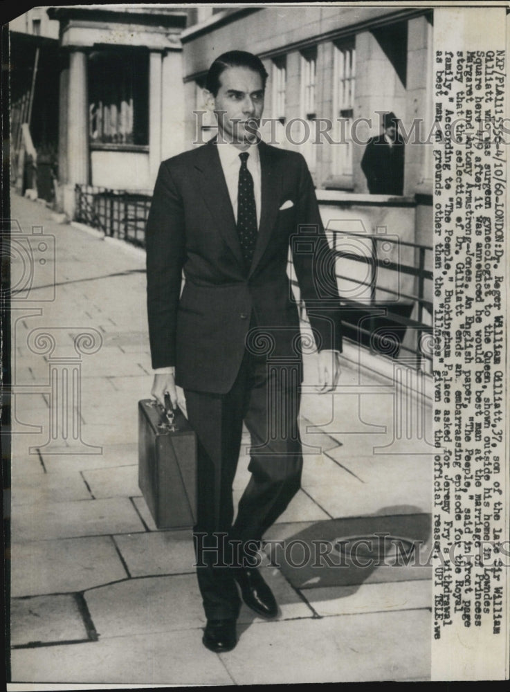 1960 Press Photo Dr. Roger William Gilliatt outside his home in Lowndes Square - Historic Images