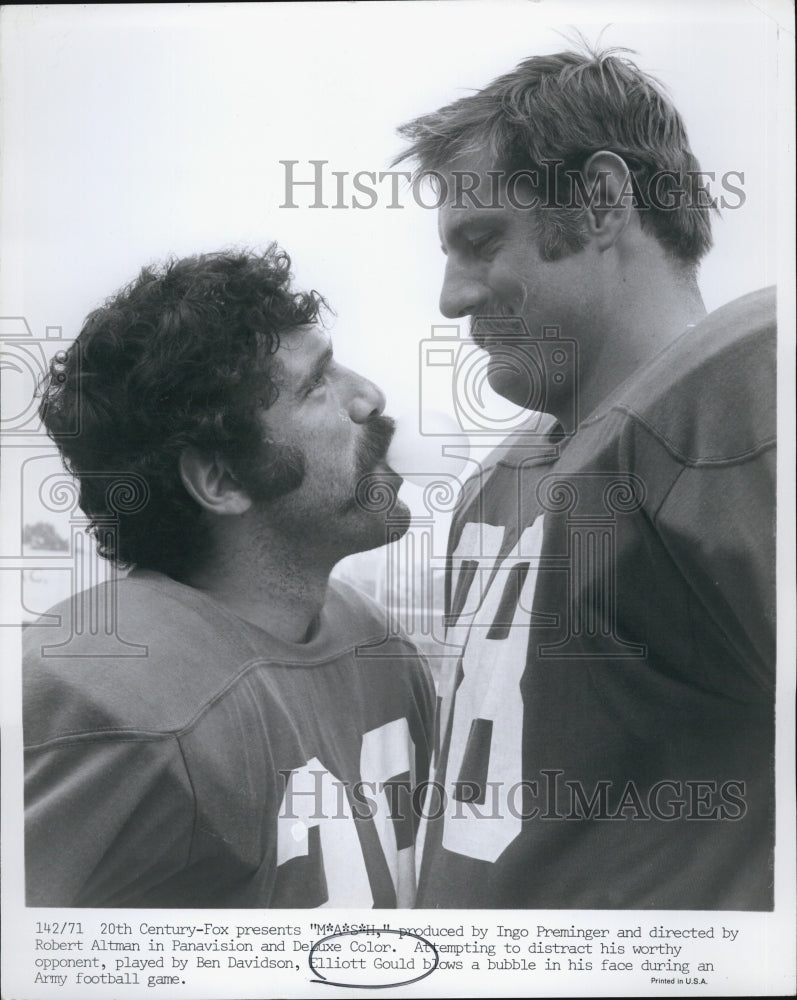 1972 Press Photo Elliot Gould stars in "M*A*S*H" - Historic Images