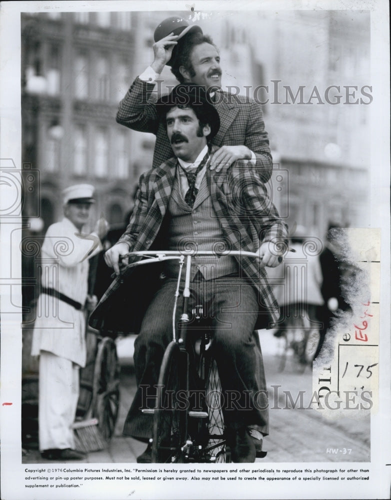 1976 Press Photo James Caan & Elliott Gould in "Harry and Walter Go to New York" - Historic Images