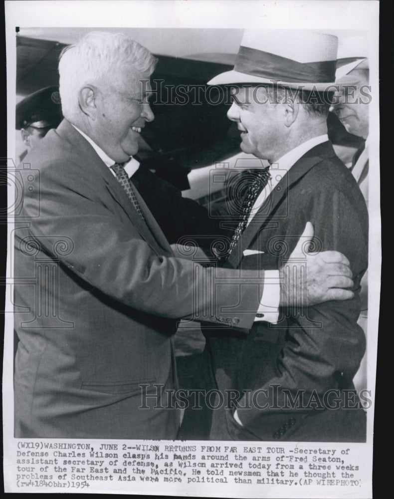 1954 Press Photo Sec. of Defense Charles Wilson claps his hand to Fred Seaton. - Historic Images