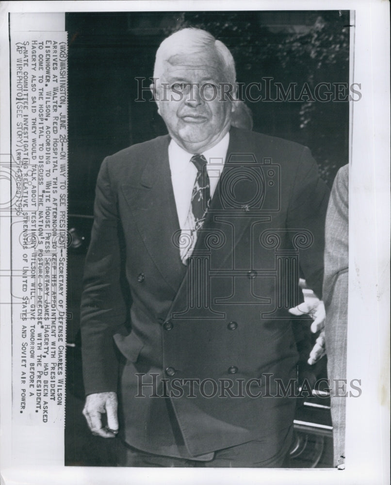 1956 Press Photo Defense Sec. Charles Wilson arrives at Walter Reed Hospital - Historic Images