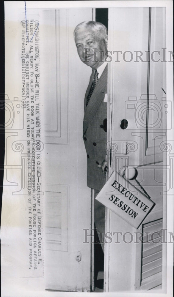 1953 Press Photo Defense Sec. Charles E. Wilson to close the door for Session. - Historic Images