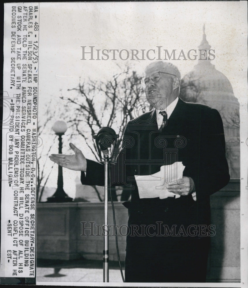 1953 Press Photo Defense Sec Charles E. Wilson speaks to Newsreel outside Senate - Historic Images