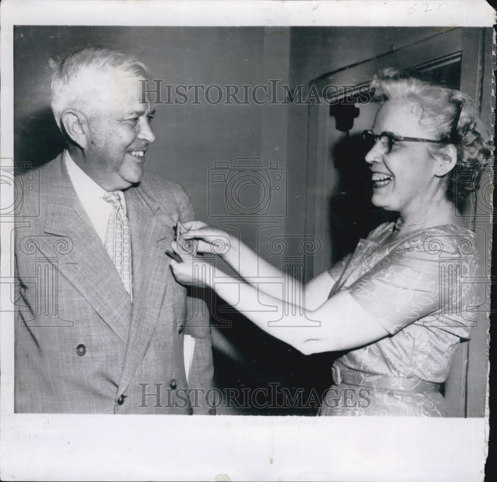 1955 Press Photo Defense Sec. Charles E.Wilson gets a smile wit Helena Haggins. - Historic Images