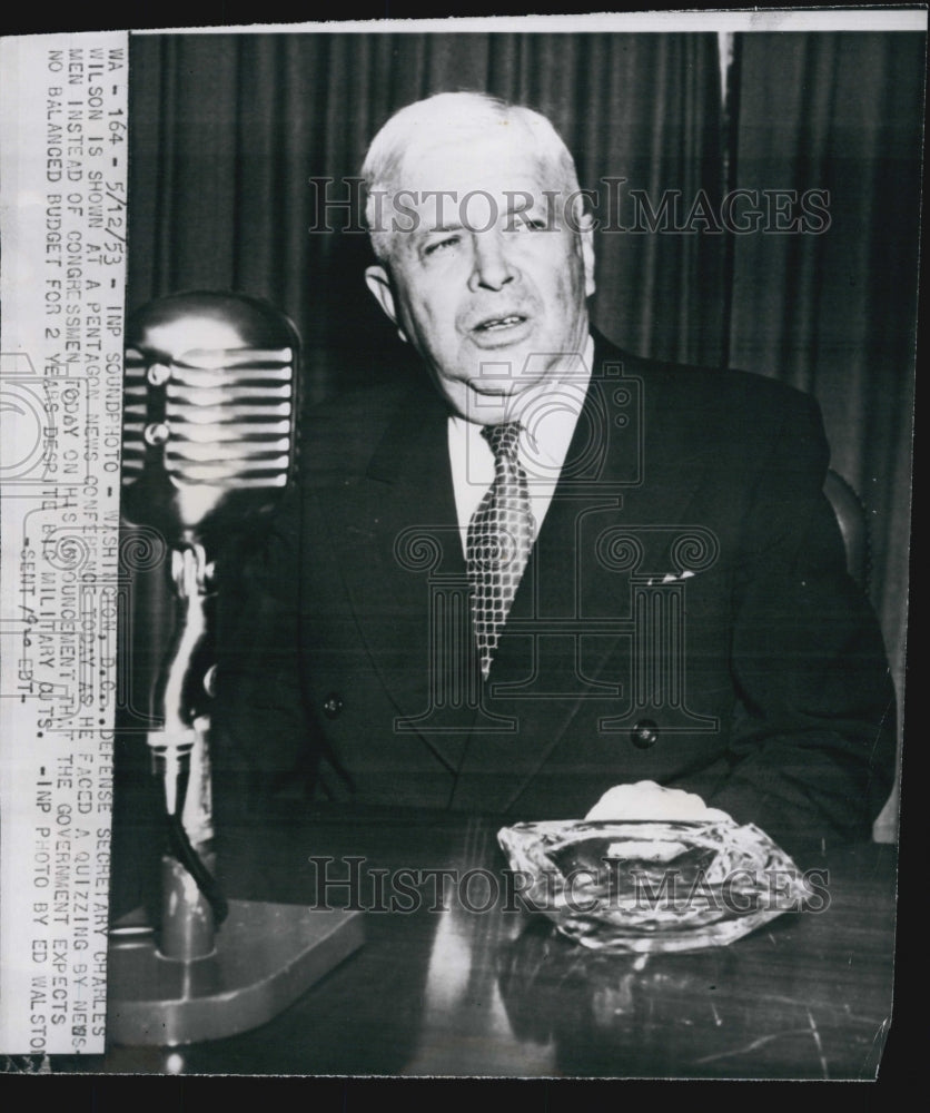 1953 Press Photo Defense Sec. Charles E Wilson at Pentagon News Conference. - Historic Images