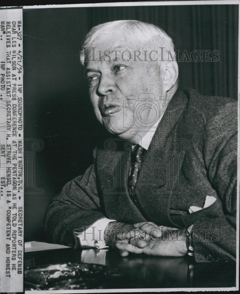 1954 Press Photo Defense Sec. Charles E. Wilson at Pentagon News Conference. - Historic Images