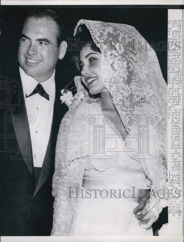 1961 Press Photo Cathy Crosby with her husband Eddie Gilbert. - Historic Images