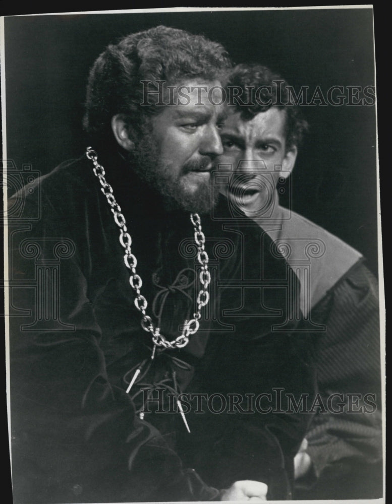 1962 Press Photo Actor David Sabin as Othello and Richard Bauer as Iago. - Historic Images