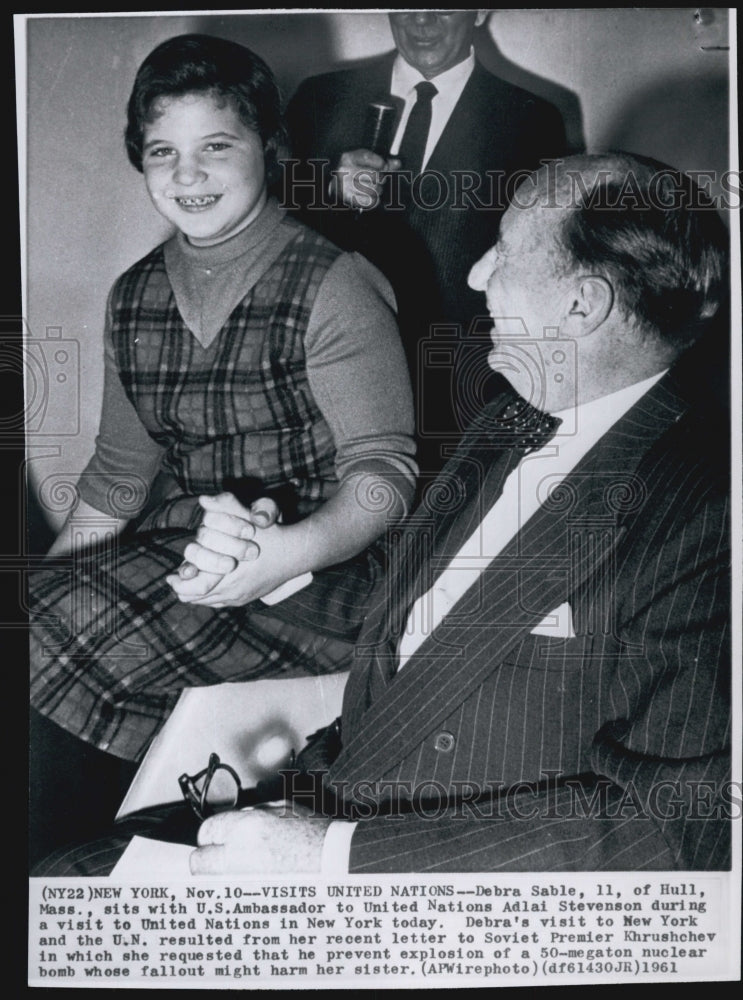 1961 Press Photo Debra Sable sits with U.S. Ambassador to U.N. Adlai Stevenson - Historic Images