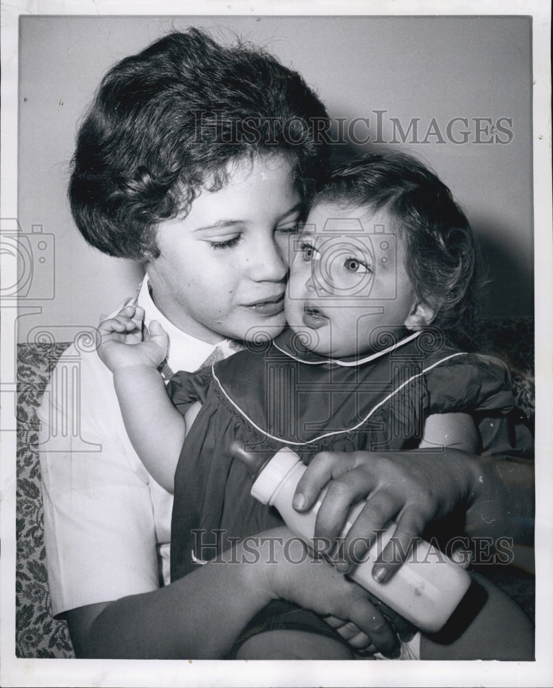 1961 Press Photo Debra Sable holding baby sister Abby - Historic Images