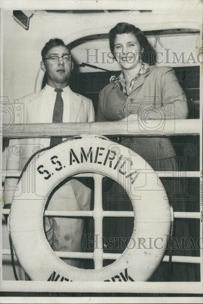 1960 Press Photo Mr. and Mrs Theodore Dudley aboard the liner America to Europe. - Historic Images
