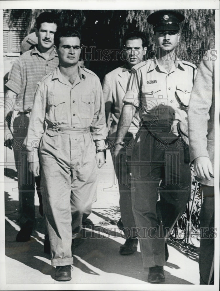 1957 Press Photo Moshe Duek(L) is escorted into a jerusalem court - Historic Images