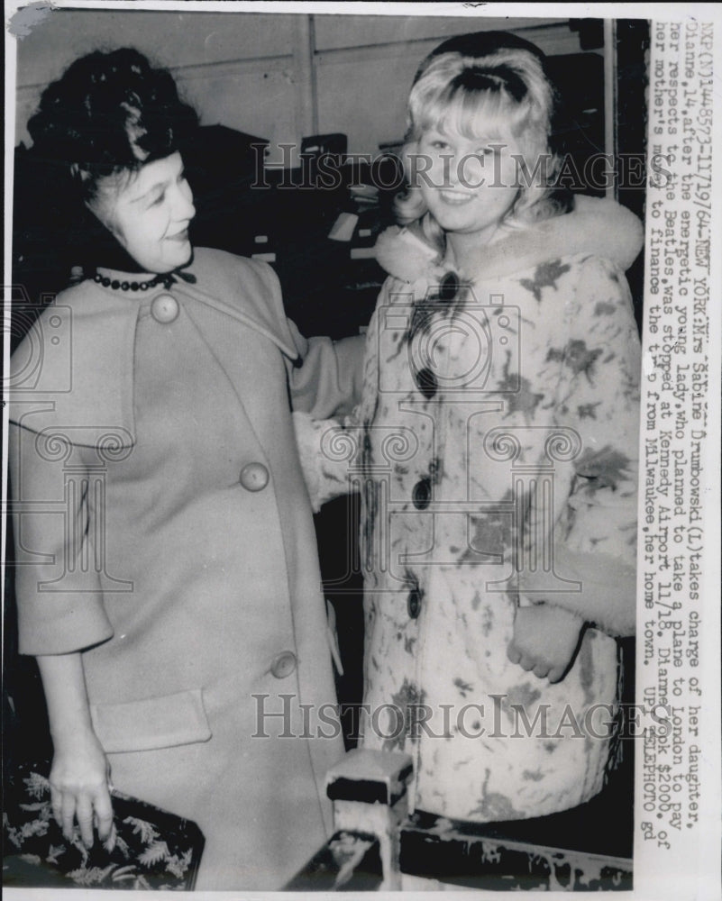 1964 Press Photo Mrs. Sabine Drumbowski stopped daughter Dianne at the airport - Historic Images