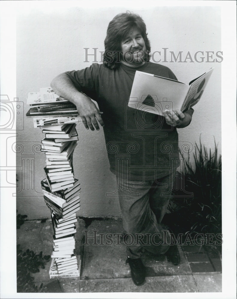 Press Photo Walter Mayes Known as &quot;Walter the Giant Storyteller&quot; at Boston Museu - Historic Images