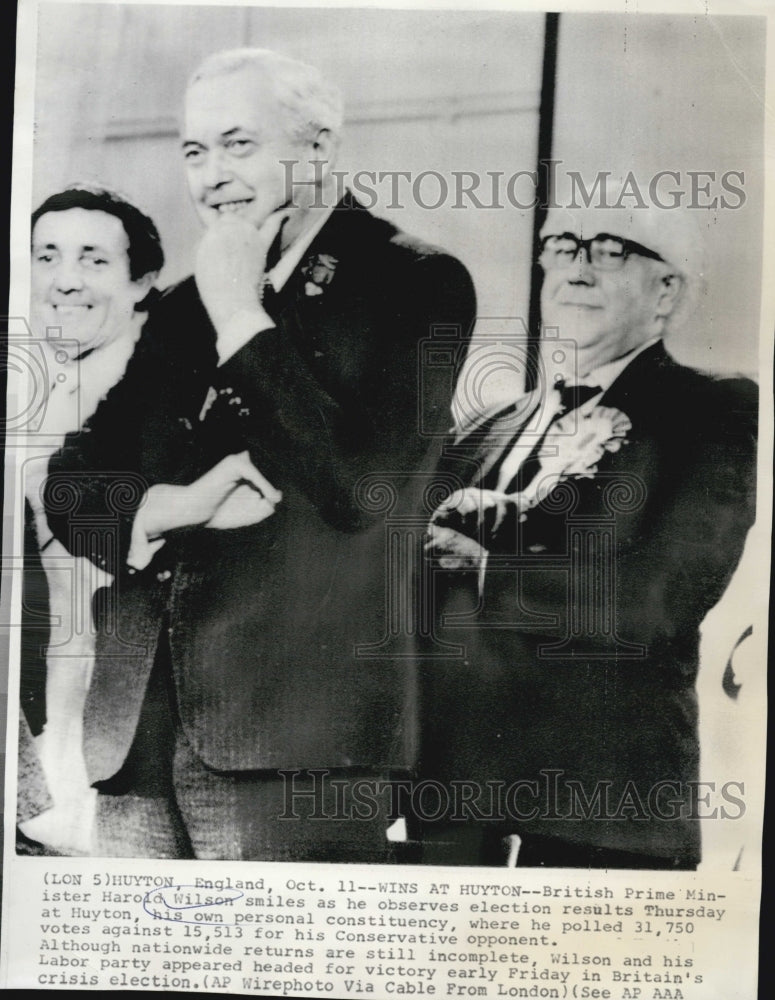 1974 Press Photo Harold Wilson smiles as he observes election results - Historic Images