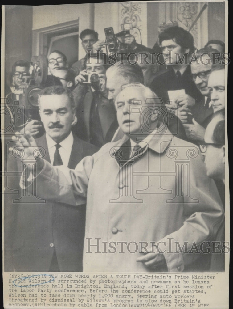 1966 Press Photo Harold Wilson surrounded by photographers &amp; newsmen - Historic Images