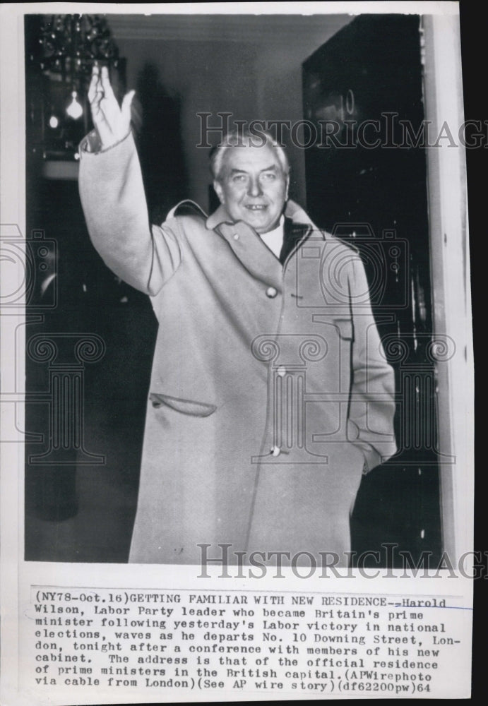 1964 Press Photo Harold Wilson waves as he departs - Historic Images