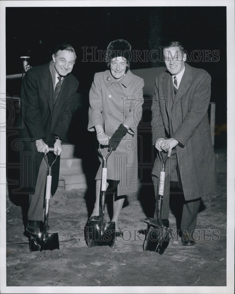 1964 Press Photo Breaking Ground Radcliffe College New Library Mrs Carl Gilbert - Historic Images