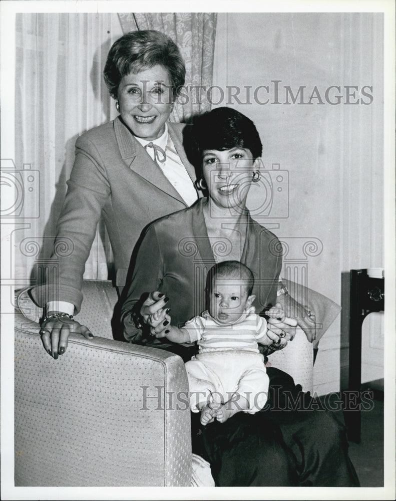 Press Photo Eugene Devigner Olga, daughter Christine and baby Samantha - Historic Images