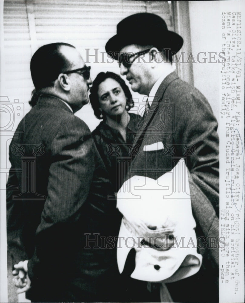 1961 Press Photo General Jose Oliva talks with Gen. Virgilio Garcia Trujillo - Historic Images