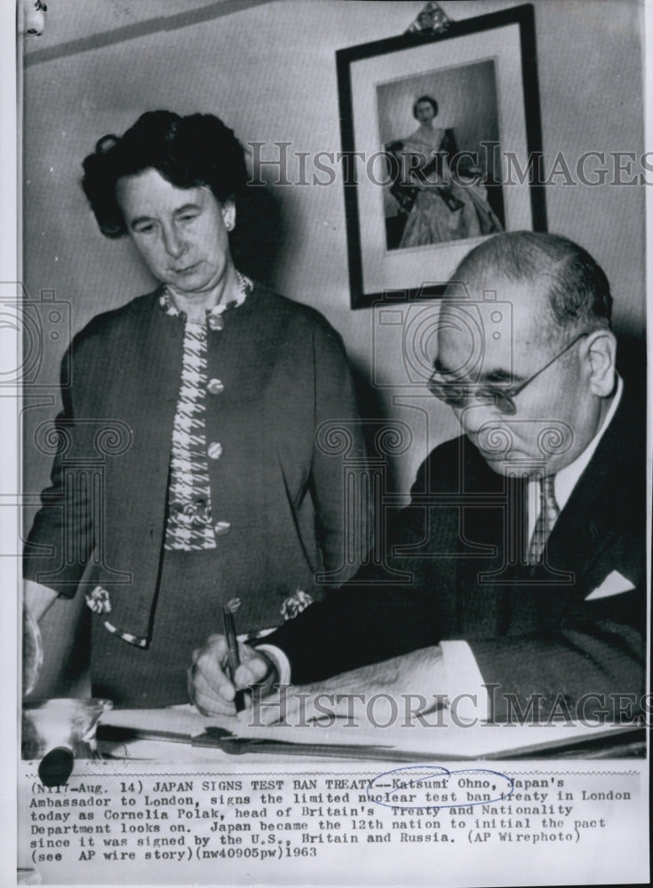 1963 Press Photo Japan&#39;s Katsumi Ohno signs test ban treaty - Historic Images