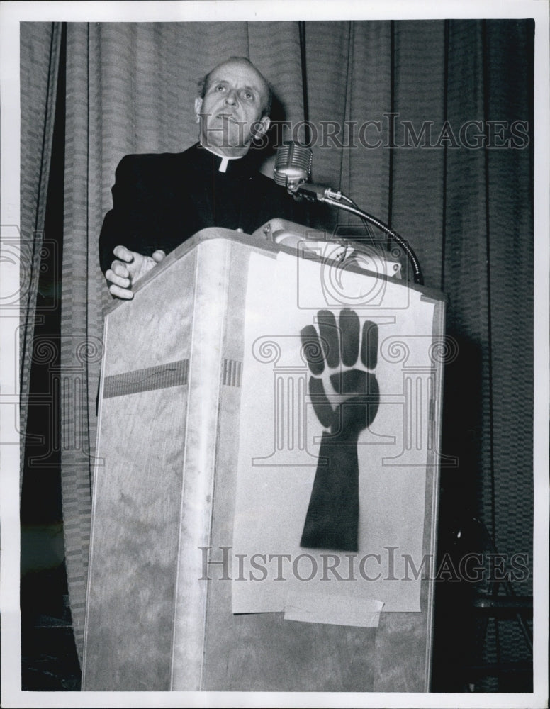 1970 Press Photo Fr. Robert Drinan Of Boston College Addresses South Newton High - Historic Images