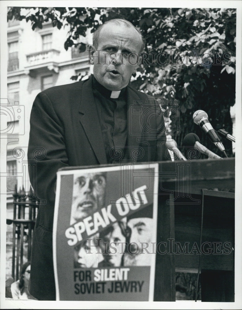 1970 Press Photo Fr. Robert Drinan Speaks At Jewish Rally - Historic Images