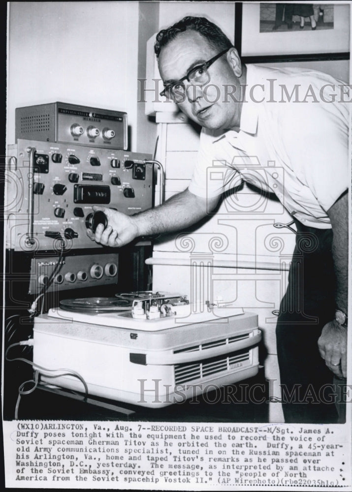 1961 Press Photo Sgt. James Duffy Records Soviet Cosmonaut On Equipment At Home - Historic Images