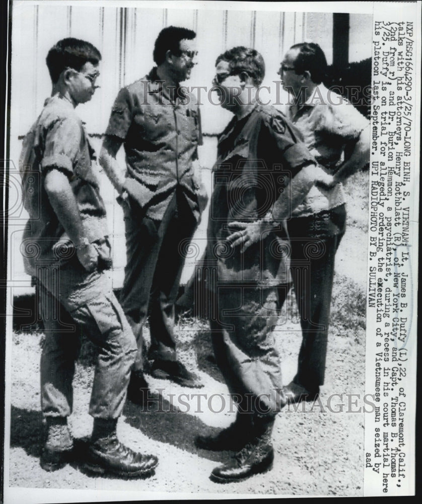 1970 Press Photo Lt. James Duffy Talks With Attorneys At Courtmartial - Historic Images