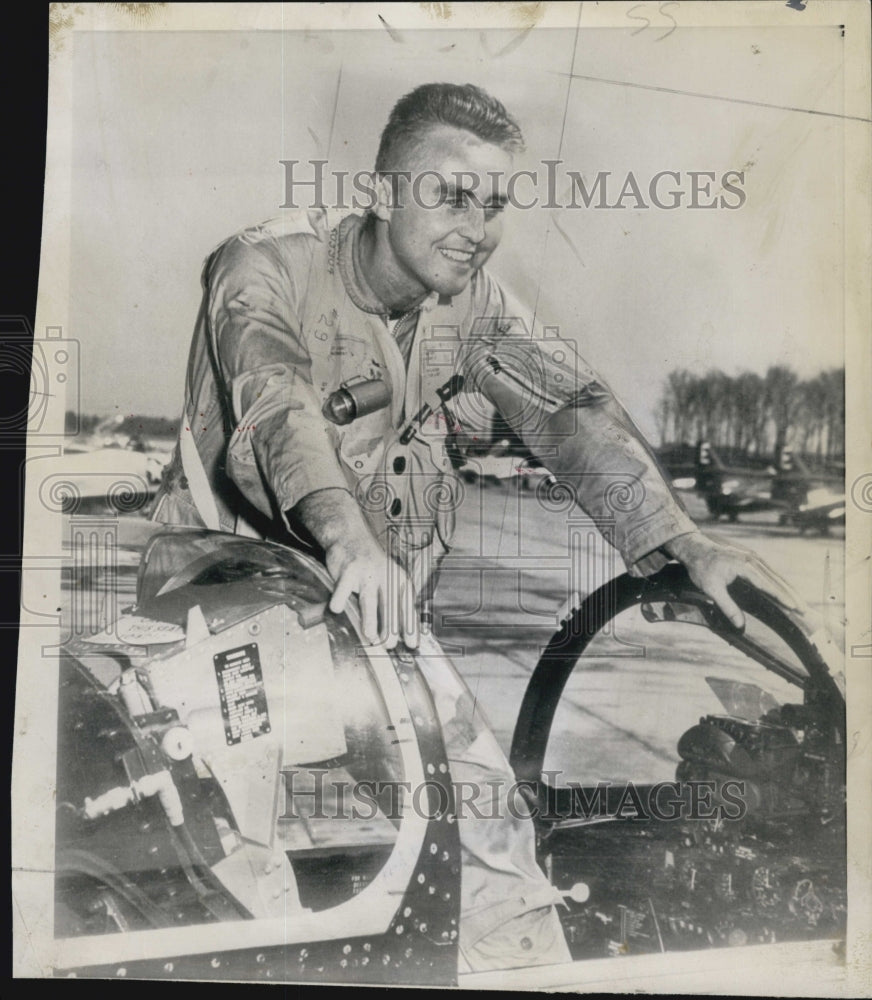 1954 Press Photo Jet pilot Lt Wallace Rich - Historic Images