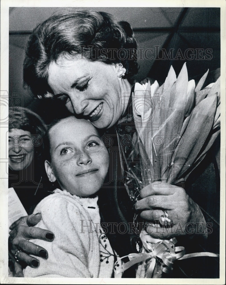 1986 Press Photo Mrs Anwar Sadat with Pupils at Quincy School - Historic Images