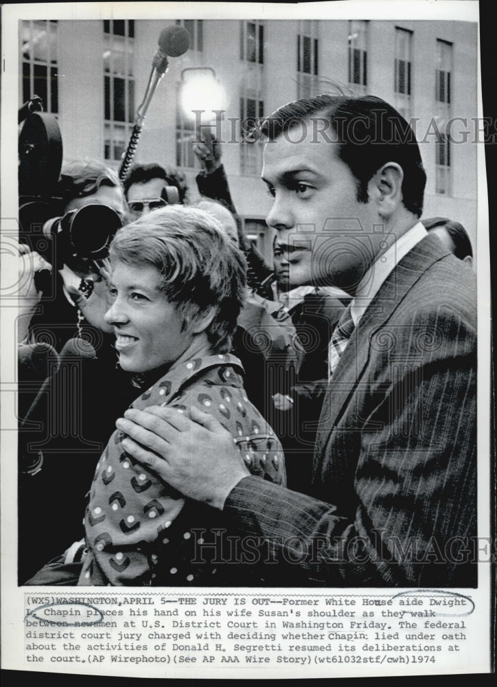 1974 Press Photo Former White House Aide Dwight Chapin Outside Court - Historic Images