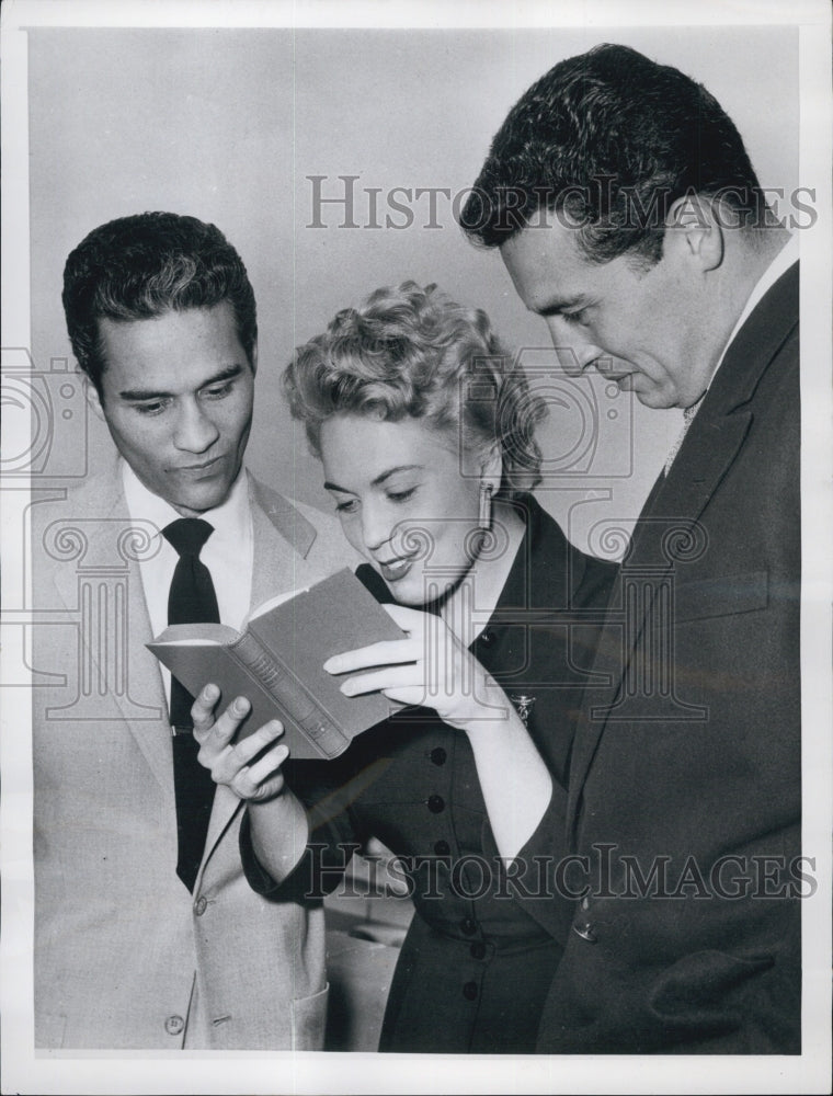 1954 Press Photo Actress Eva Kerbler With Charles &amp; Sidney Chaplin - Historic Images