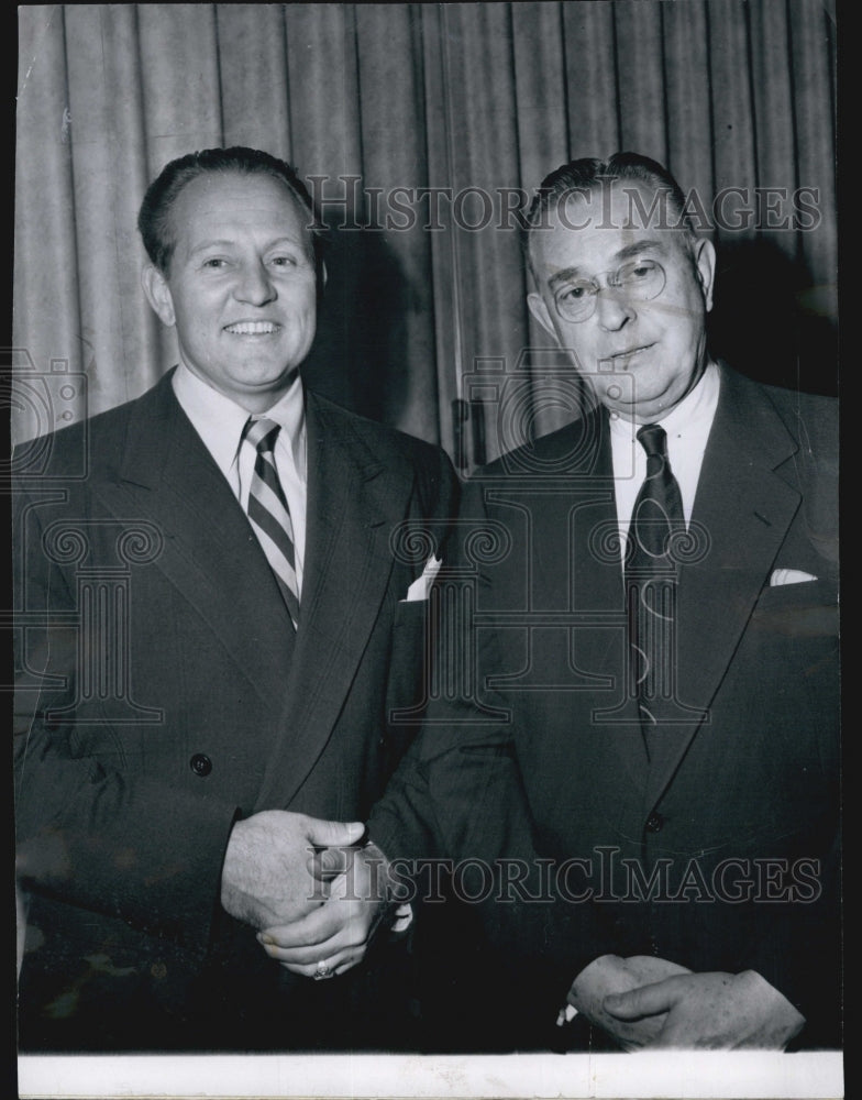 1963 Press Photo Art Linkletter Signs Advertising Deal With General Baking Co - Historic Images