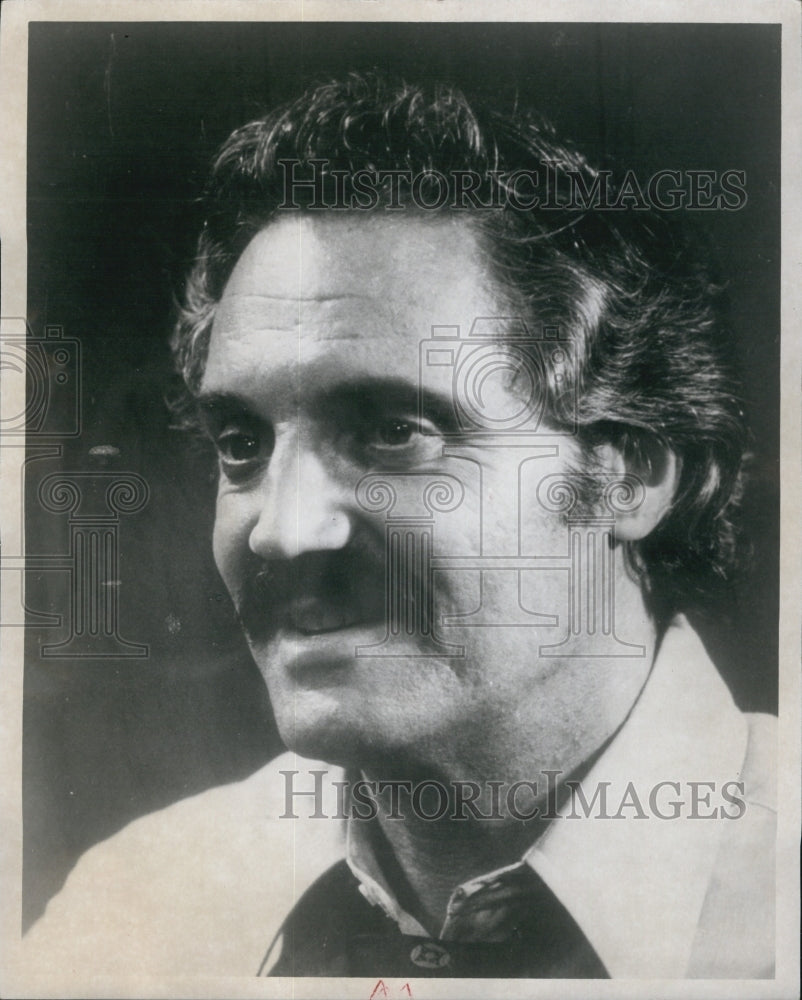 1975 Press Photo Photo Actor Hal Linden - Historic Images