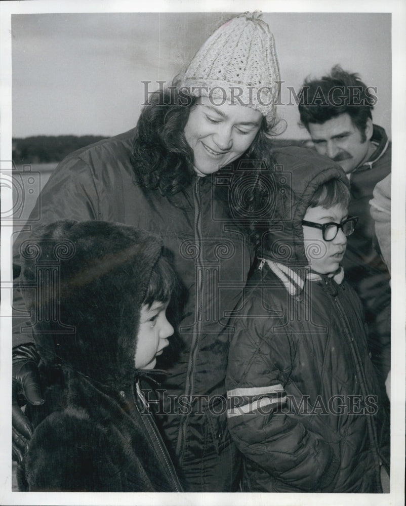 1976 Press Photo Natalie Chadburn And Her Sons - Historic Images
