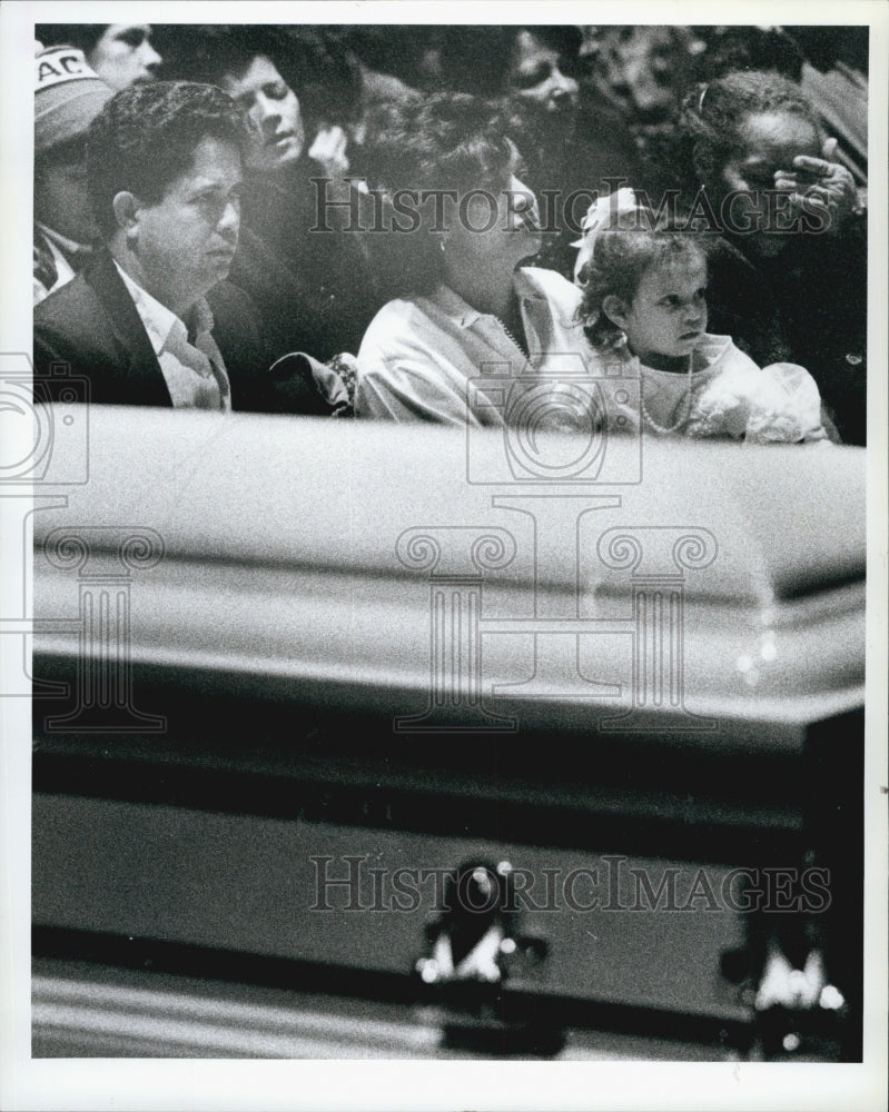 1990 Press Photo Parents of Junior Fernandez 16 Year Old by His Casket - Historic Images