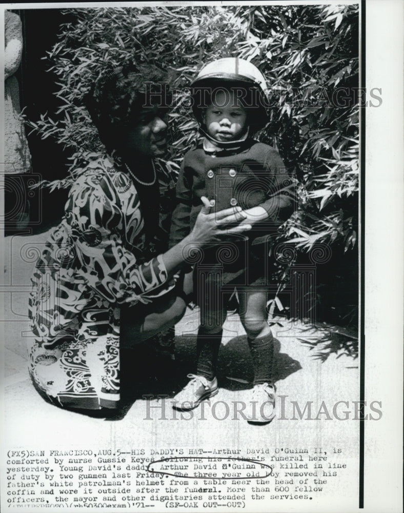 1971 Press Photo Arthur David O&#39;Guinn II Father Murdered Gussie Keyes Comforts - Historic Images