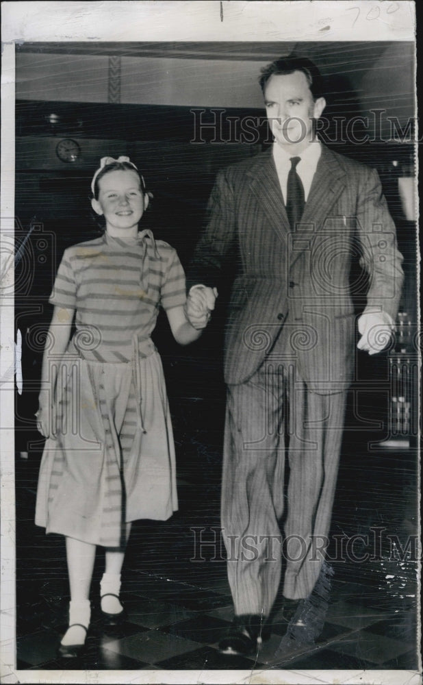 1950 Press Photo Dr. Peter Lindstrom &amp; daughter Pia after granted US citizenship - Historic Images