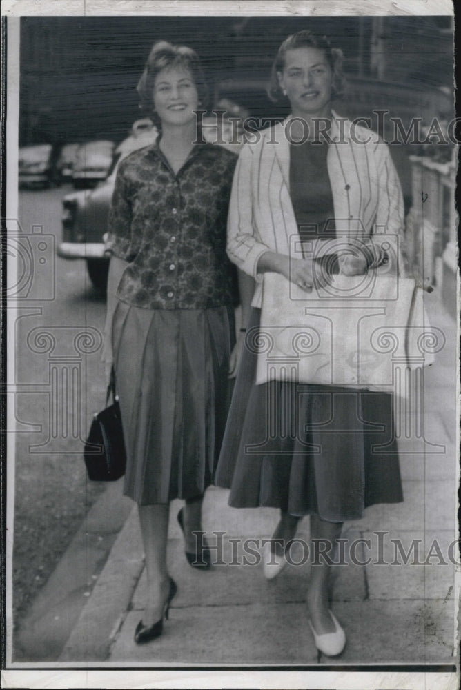 1958 Press Photo Ingred Bergman and Daughter Jenny Ann Lindstrom off to Paris - Historic Images