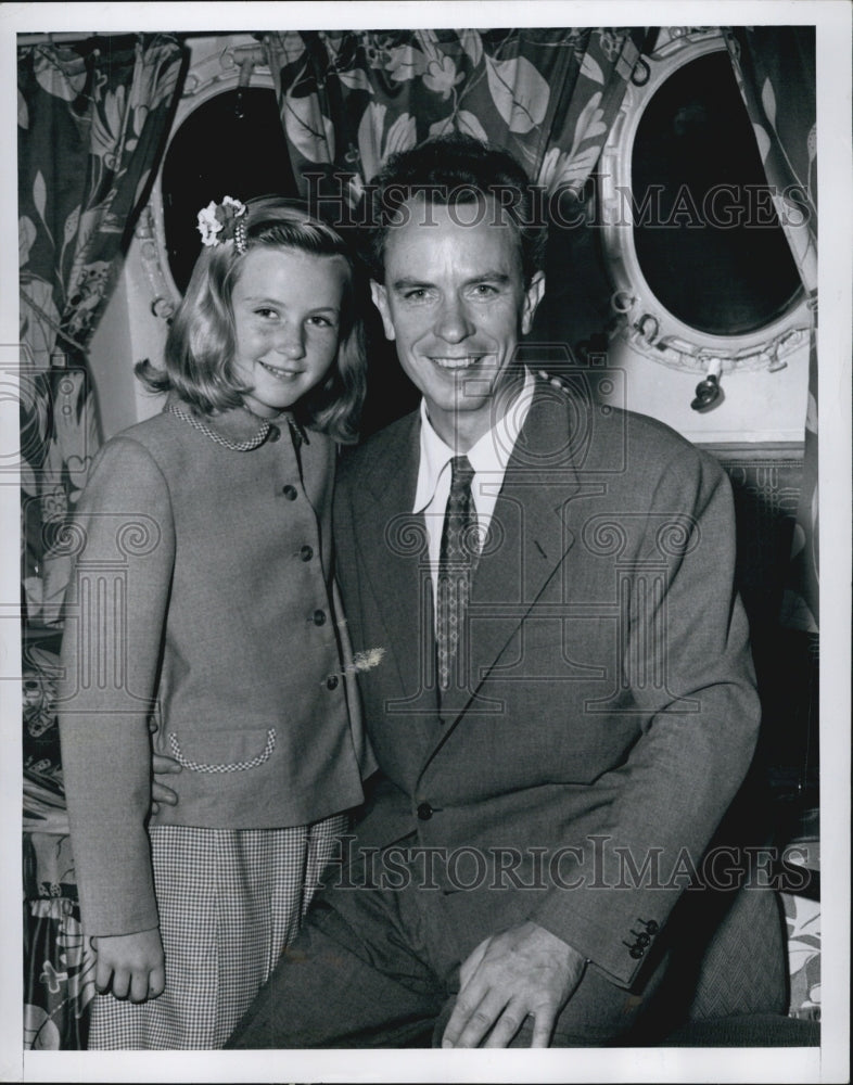 1951 Press Photo Dr. Peter Lindstrom with daughter Pia sailed aboard Queen Mary - Historic Images