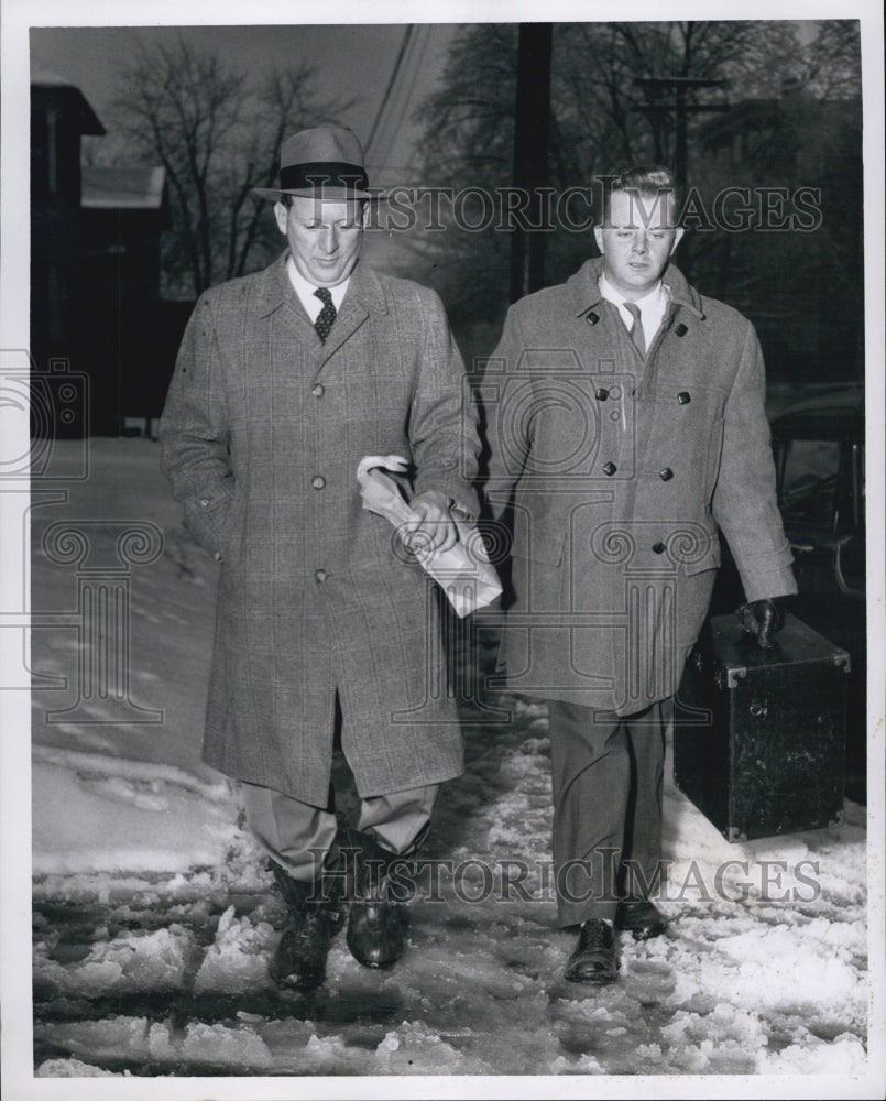 1959 Press Photo Lt John sadler ,Trooper Merle Clark From Murder Scene - Historic Images