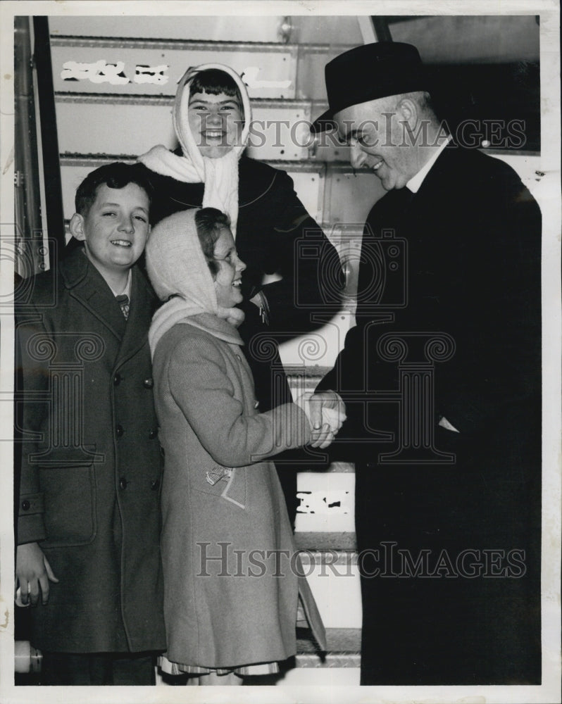 1961 Press Photo Angela O&#39;Doherty greeted at Logan Int&#39;l. Airport - Historic Images