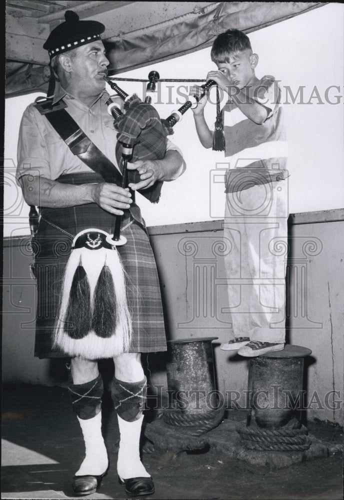 1958 Press Photo 8 yr old Francic Fanning/Pipe Mayor W O&#39;Dell/Scottish Bagpipers - Historic Images