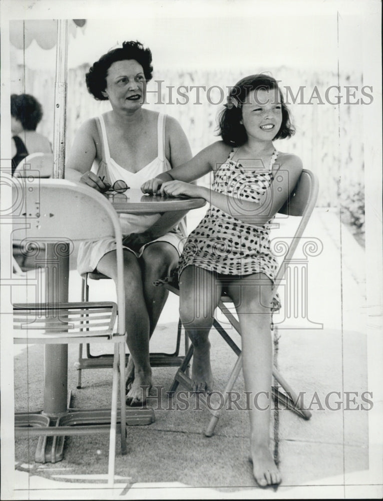 1941 Press Photo Mrs John O&#39;Day &amp; Daughter Anne - Historic Images