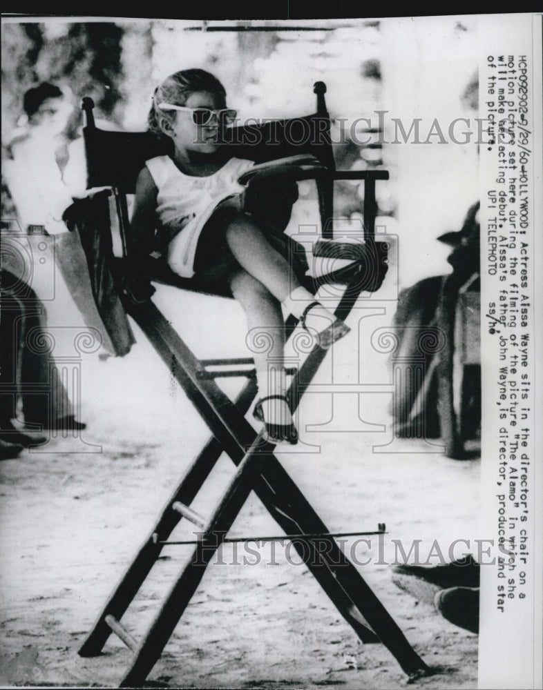 1960 Press Photo Actress Aissa Walyne sits in the director&#39;s chair - Historic Images