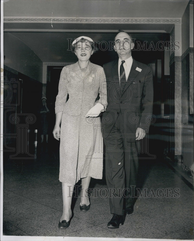 1957 Press Photo Mr/Mrs Julius Soler at Fed Courthouse to Become Citizens - Historic Images