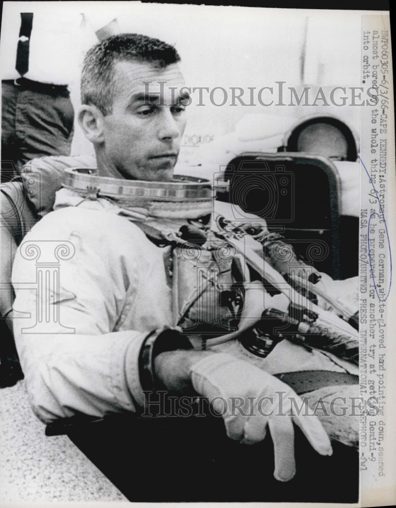 1966 Press Photo Astronaut Gene Cernan getting into Gemini-9 into orbit - Historic Images