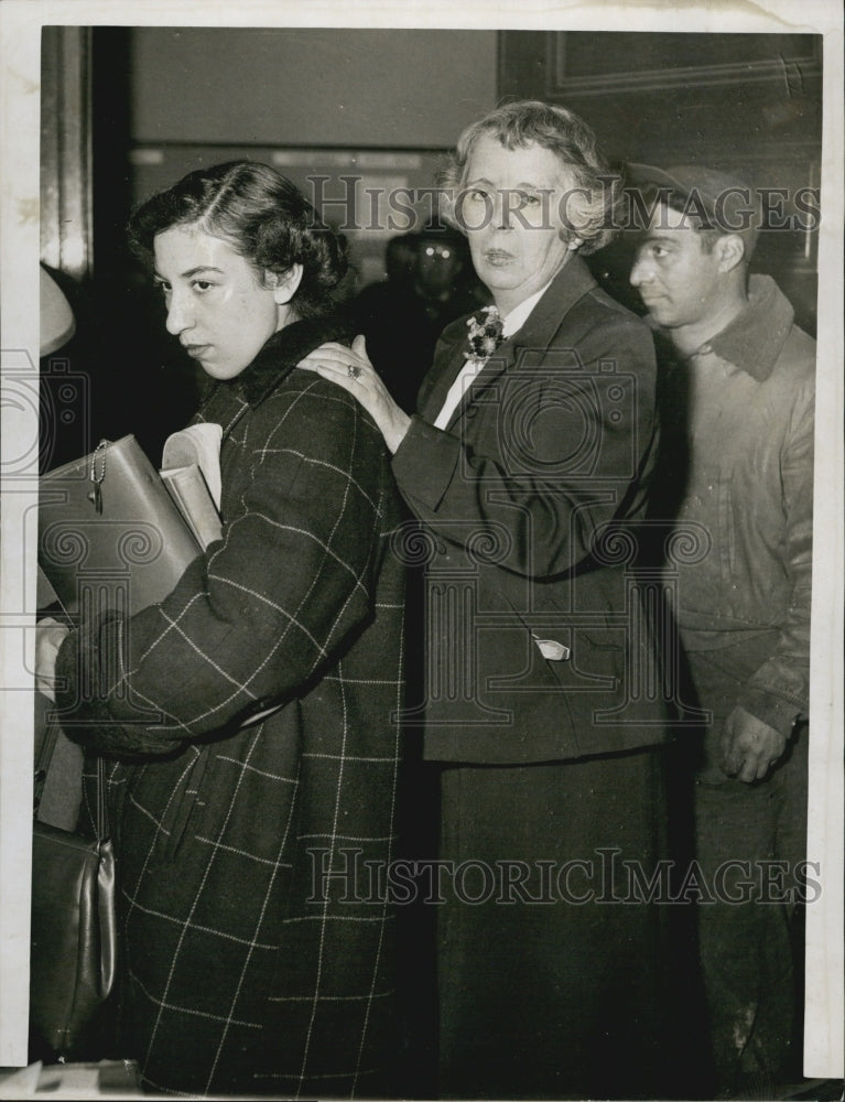 1953 Gloria Favuzza Treated for Burns to Her face - Historic Images